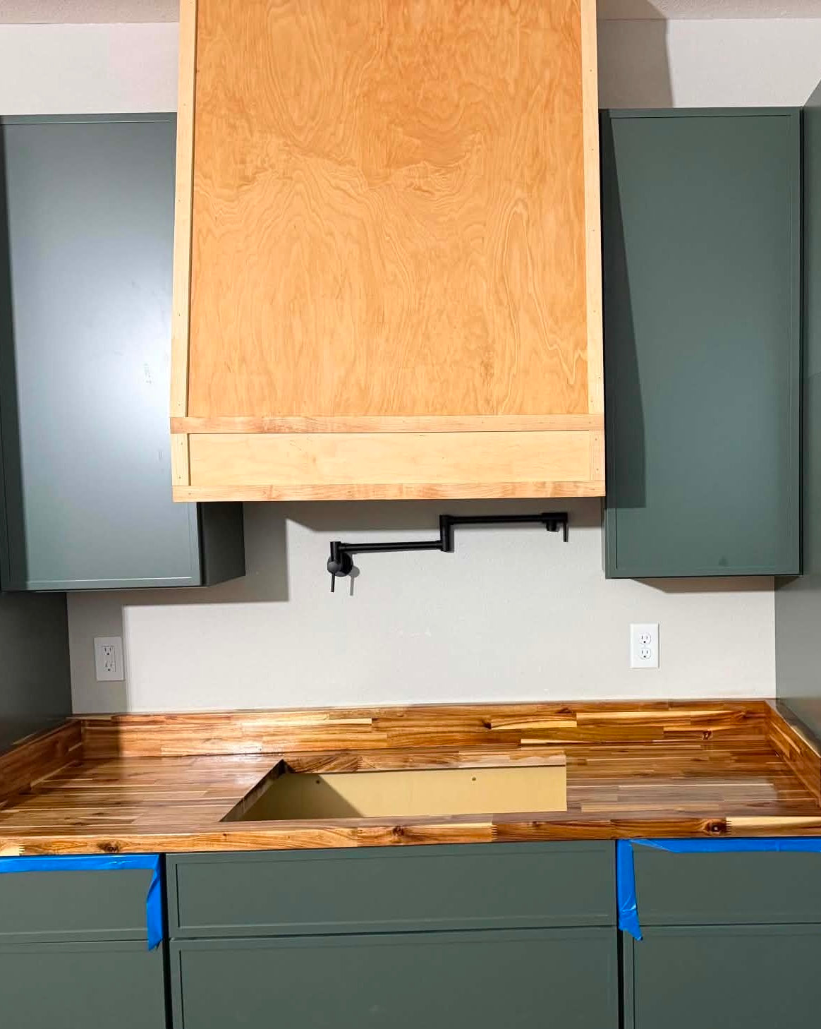 Custom Handcrafted Range Cover - Style: Sloped / Shaker