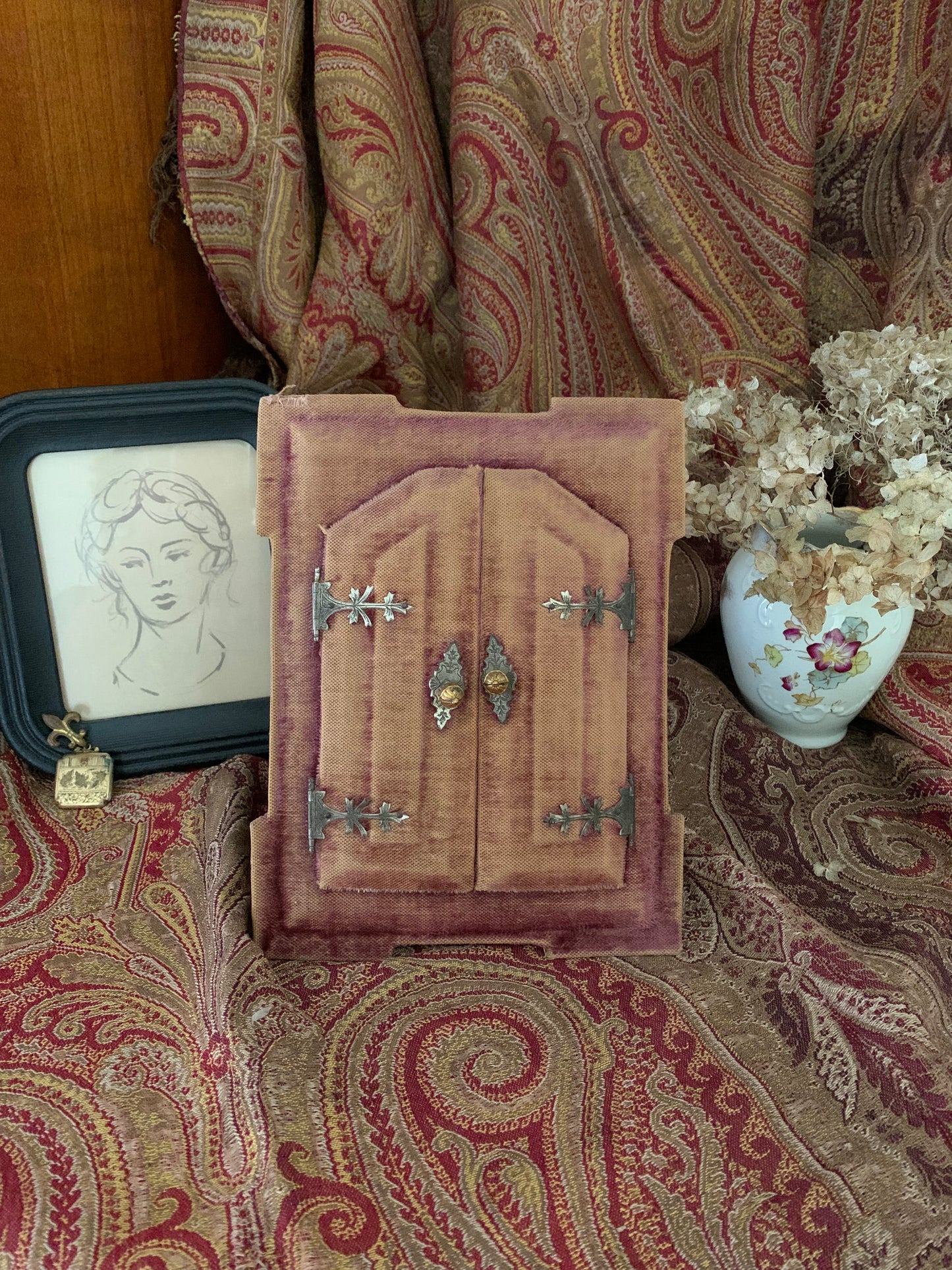 Faded Love, Heart in Hand Love Token - Antique Velvet Frame