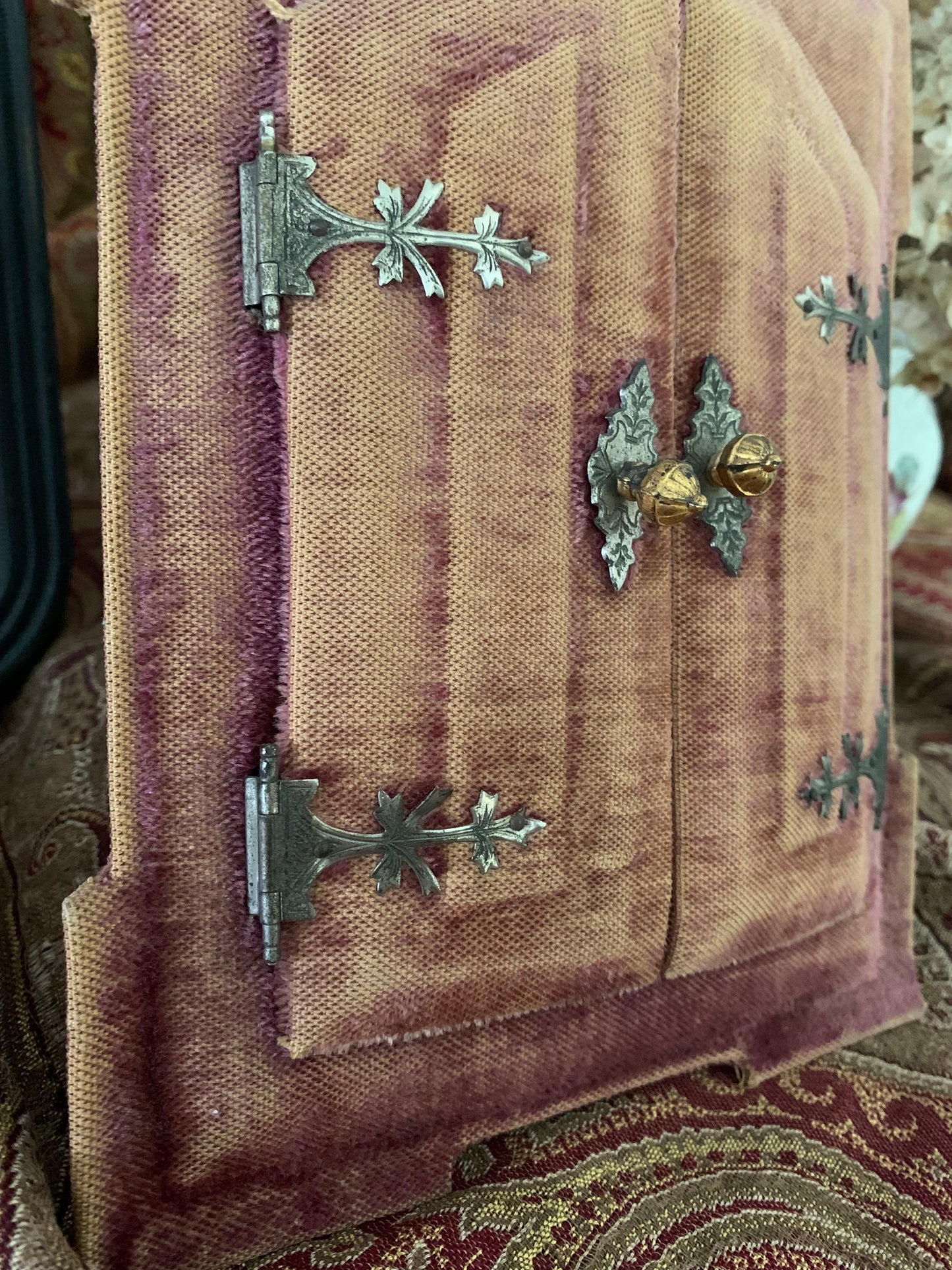 Faded Love, Heart in Hand Love Token - Antique Velvet Frame