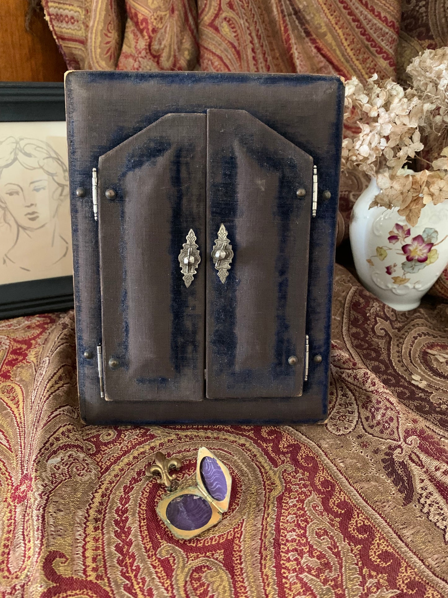 Heart in Hand Love Token - Antique Blue Velvet Frame